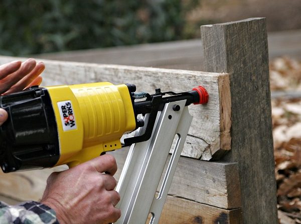 Pneumatic nail gun