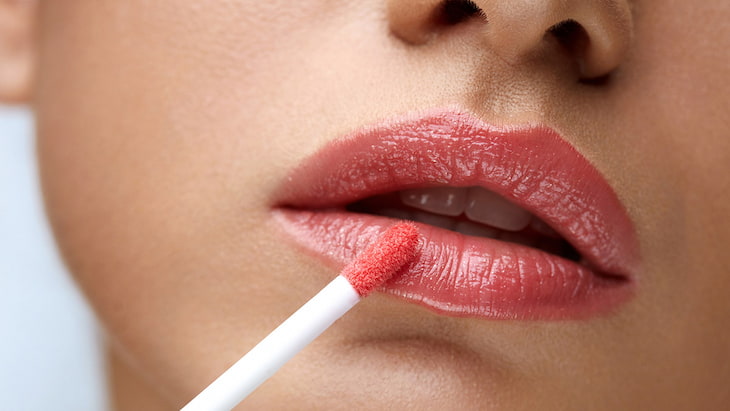 applyinf-lip-gloss