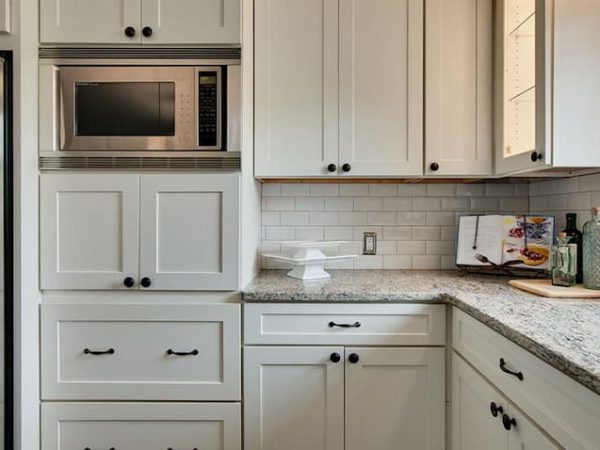 kitchen knobs pulls mixed together white shaker cabinets