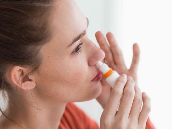 woman-using-nasal-sprays