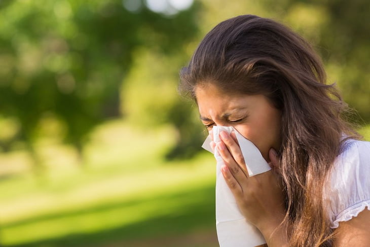 woman-with-pollen-allergy