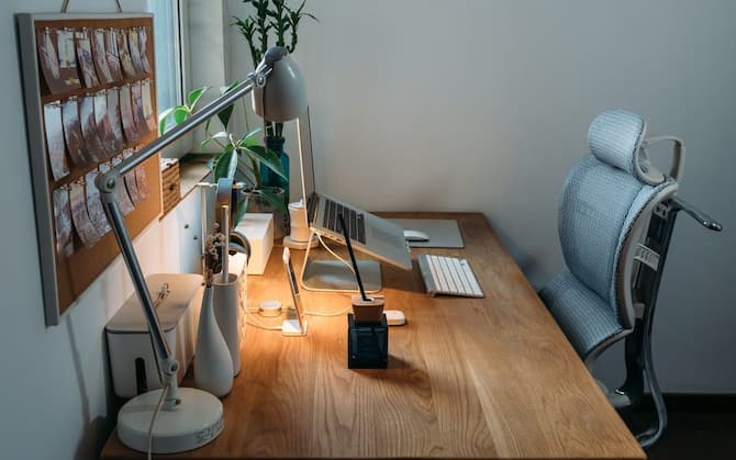 A decent ergonomic desk should be used in combination with a mesh ergonomic chair to encourage excellent sitting posture, neutral wrists while typing, and easy switching between standing and sitting at work. The most crucial element to consider is the desk height since it has a direct impact on your posture and the amount of legroom underneath.