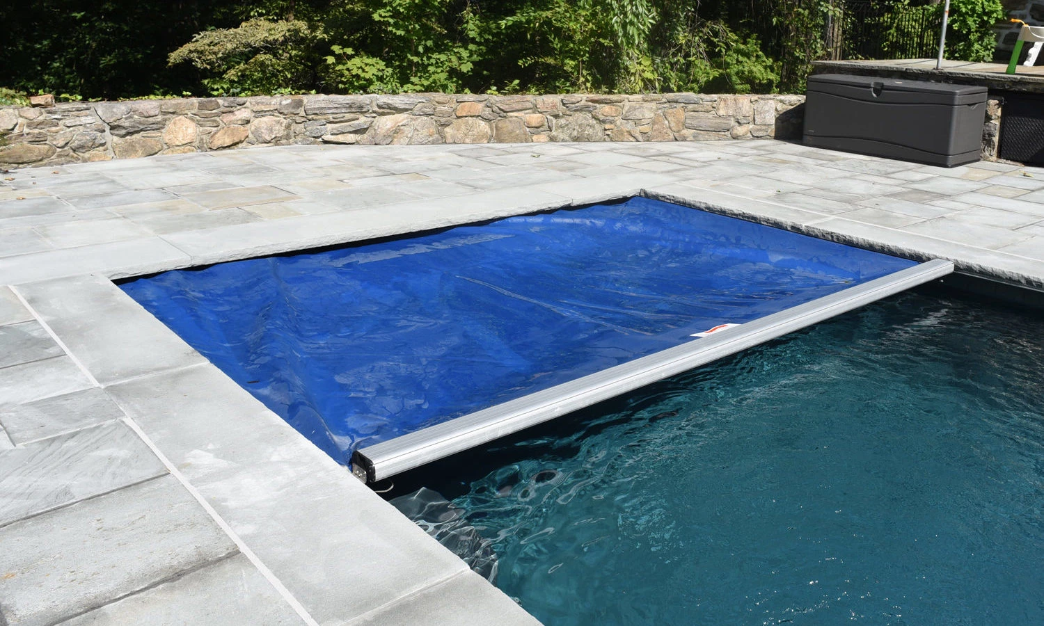 If you're thinking about installing a swimming pool heat pump for your own pool, it's recommended that you use a pool cover. It is particularly practical since it prevents the pool water from losing heat (especially at night) - the use of a pool cover can save up to 50% on energy costs.