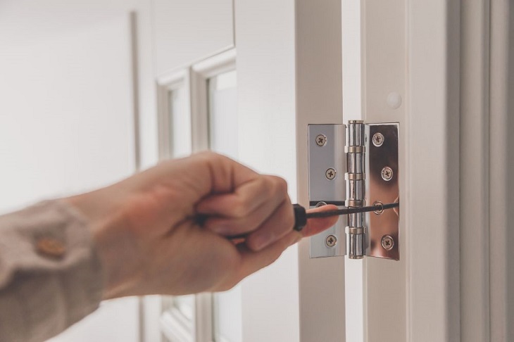 hand installing door hinge 