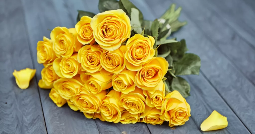 a bouquet of yellow roses