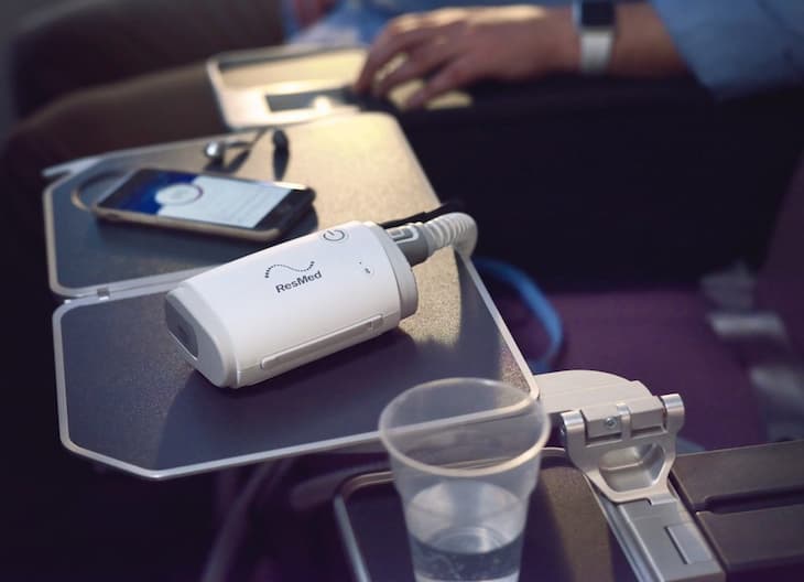 sleep-apnea-travel-cpap-airmini-on-airplane-tray-table