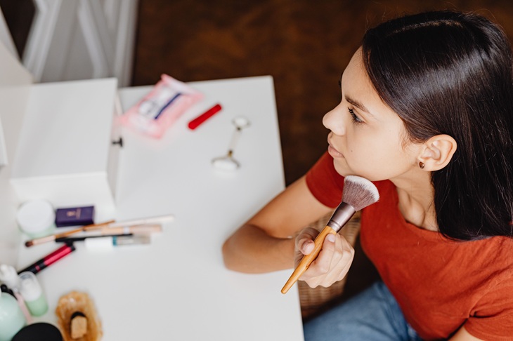girl doing her make up